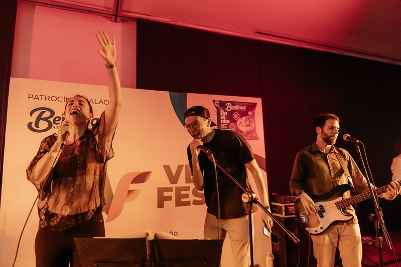 Banda completa se apresenta no palco da Balada VegFest 2025